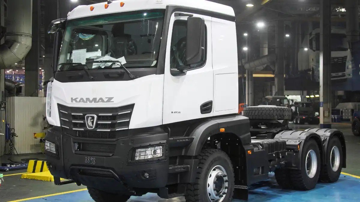 С главного сборочного конвейера КАМАЗа сошла новая модель автомобилей поколения К5 Это седельный тягач КАМАЗ 65956 который сейчас проходит обкатку на линии испытательных стендов автомобильного завода Подробнее читайте