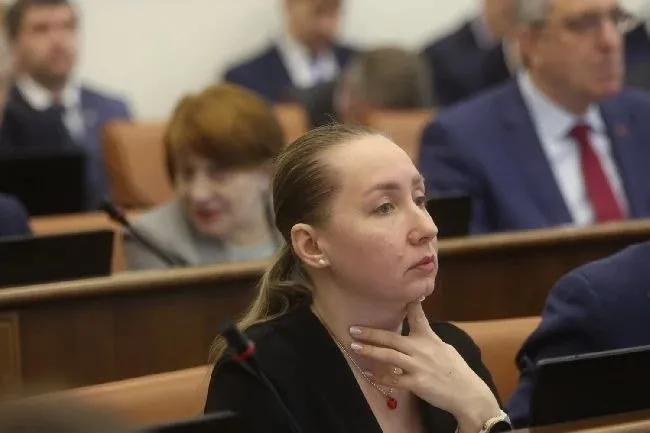 Алена Миронова досрочно прекратила депутатские полномочия Принято постановление о досрочном прекращении полномочий депутата Законодательного Собрания Красноярского края Мироновой Алены Андреевны с одновременным освобождением от должности заместителя председателя комитета по охране здоровья и социальной политике Алена Миронова была избрана по Октябрьскому одномандатному избирательному округу 4 Заявление о снятии полномочий подано в связи с переходом на новую работу Председатель Законодательного Собрания Алексей Додатко пожелал коллеге успехов в решении новых задач и поблагодарил за профессионализм умение работать в команде которые она продемонстрировала В свою очередь Алена Миронова выразила слова благодарности депутатам и аппарату Законодательного Собрания Подписывайтесь на канал Парламент на Енисее в MAX