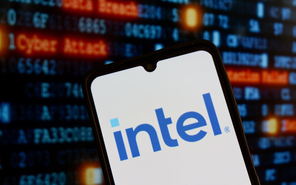 Инвесторы разогнали акции Intel до уровней пузыря доткомов 2000 х годов Акции Intel с начала месяца по 19 августа выросли почти на 28 Согласно данным собранным Bloomberg этот скачок привел к тому что рыночная стоимость Intel оказалась в 53 раза выше прибыли прогнозируемой на следующие 12 месяцев То есть по форвардному мультипликатору P E акции достигли максимума с начала 2002 года когда на рынке лопнул пузырь доткомов Как отмечает агентство с начала месяца рыночная стоимость Intel увеличилась примерно на 24 млрд на фоне сообщений о том что правительство США ведет переговоры о возможной покупке пакета акций компании Еще ранее японская SoftBank Group объявила о намерении купить акции Intel на сумму 2 млрд Акции Intel сейчас выглядят невероятно дорогими Такой мультипликатор это ставка на то что правительство будет так сильно продвигать Intel среди клиентов что она окажется в выигрыше считает главный аналитик рынка Phoenix Financial Services Уэйн Кауфман По прогнозам Bloomberg Intel получит более 1 млрд скорректированной прибыли за следующие четыре квартала после убытка около 1 3 млрд в предыдущие четыре С 2018 по 2021 год средняя годовая прибыль компании составляла более 20 млрд В то же время аналитики осторожны с прогнозами Мы понятия не имеем какой рост прибыли может обеспечить Intel поскольку компания сильно отстает в сфере технологий а рост невозможно обеспечить за счет сокращения расходов говорит генеральный директор Laffer Tengler Investments Нэнси Тенглер Она считает что Intel в данный момент переоценена Кроме того по ее мнению ситуация вокруг компании настолько неопределенная что она не будет привлекательной ни при какой цене Днем на торгах в среду акции компании теряли более 6 Подробнее Инвесторы разогнали акции Intel до уровней пузыря доткомов 2000 х годов Подписаться на Сам ты инвестор