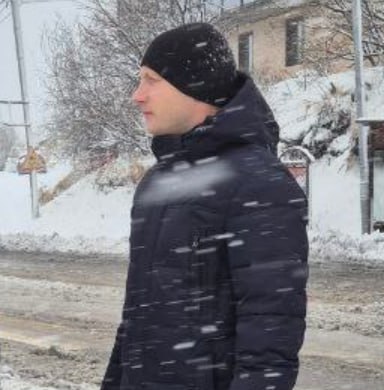 Зарплата главы администрации ПК Евгения Беляева за 2026 год может составить почти 8 5 миллионов рубликов Или 707 тысяч 583 рубля 33 копейки в месяц Это следует из нормативов бюджетных затрат на содержание местных властей которые выкатило правительство края Столько же нарезали председателю думы ПК Андрею Лиманову За труды тяжкие по уборке города зимой и его очистке летом Ещё 12 1 миллиона из бюджета ПК имеют возможность дать на зарплату другим депутатам работающим в думе на постоянной основе А всего на работающих в думе служащих по нормативам в 2026 году можно будет потратить 95 483 миллиона рублей На зарплаты подчиненных Беляева в следующем году городской бюджет сможет выделить 1 миллиард 586 миллионов рублей А содержание городской администрации должно обойтись нам с вами в 298 миллионов Вторым по расходам на зарплаты и содержание как и положено должен стать Елизовский округ Там на это в 2026 году смогут потратить 577 миллионов рублей Из них по 6 68 миллиона это зарплаты главы администрации там пока и о Андрей Гончаров и председателя думы Александра Липатова Больше 7 5 миллионов за год имеют право заработать получить мэр и спикер думы Вилючинска а больше 6 миллионов их счастливые коллеги из Усть Камчатска Усть Большерецка Мильково Тиличиков Тигиля Никольского и Паланы Такие дела В Дыму пытаются не завидовать всем этим успешным руководителям Но воля наша слаба и получается это плохо