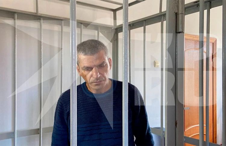 «Если бы он не появился в моей жизни…» Обвиняемый в убийстве аниматоров попросил снисхождения у присяжных В Краснодаре продолжается суд по делу об убийстве аниматоров. Один из обвиняемых, Арам Татосян, заявил, что действовал под давлением главаря банды — Демьяна Кеворкьяна. «Я признаю вину, но вынужден был это сделать. Боялся за семью… Если бы он вообще не появился в моей жизни, я бы ничего не совершал», — сказал Татосян присяжным. Он утверждает, что Кеворкьян угрожал, сам раздавал команды и якобы заставил убивать.