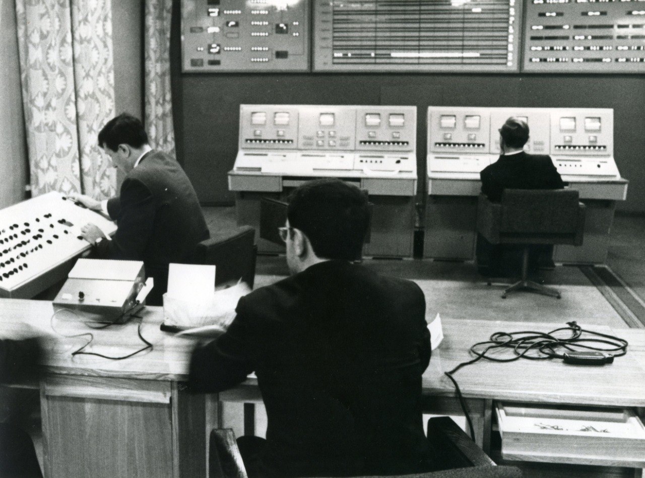 15 декабря 1970 года спускаемый аппарат советской АМС Венера 7 совершил первую в мире успешную посадку на поверхность другой планеты и передал оттуда данные Предыдущие станции Венера 4 6 либо были раздавлены давлением либо прекратили работу до приземления на поверхность Но каждая смогла уточнить данные давление у поверхности может превышать 90 атмосфер а температура 450 C Спускаемый аппарат изготовили из титана рассчитанного на давление до 180 атмосфер Для защиты от высоких температур использовали новые композитные материалы Был создан один сверхпрочный парашют из термостойкой ткани рассчитанный на плотную атмосферу Венеры Из за возросшей массы спускаемого аппарата пришлось облегчить орбитальный отсек но всё равно общая масса станции при запуске составила 1180 кг 17 августа 1970 г Венера 7 стартовала с Байконура Через 120 суток полета она достигла цели Во время спуска произошел частичный отказ телеметрической системы Однако наземные станции фиксировали слабый сигнал несущей частоты Анализ доплеровского смещения этого сигнала позволил определить параметры снижения и факт посадки Аппарат передавал сигнал с поверхности около 23 минут пока его бортовые системы не вышли из строя из за перегрева Данные о температуре показали рост от 25 C в верхних слоях атмосферы до 475 20 C на поверхности Благодаря успешной миссии у человечества появилось более полное представление о Венере Она доказала возможность исследований ее поверхности и открыла дорогу уже сложным миссиям На ФотоДня из коллекции Музея космонавтики специалисты Центра дальней космической связи управляют полётом станции Венера 7