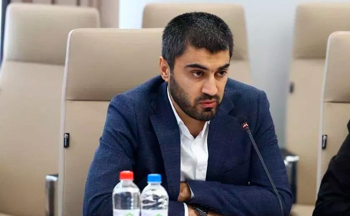 Замминистра строительства и ЖКХ Астраханской области Рамин Агаев задержан по подозрению в махинациях при строительстве за счет бюджета. С 2008 по 2017 годы господин Агаев был зарегистрирован в Астрахани как индивидуальный предприниматель. Он занимался перевозками пассажиров и розничной торговлей одеждой в специализированных магазинах. Рамин Агаев стал известен после командировки в Кременский район ЛНР, где в ноябре прошлого года был ранен под обстрелом ВСУ. Его госпитализировали, и в декабре он был выписан. 16 июня 2022 года Арбитражный суд Астраханской области признал Агаева банкротом. Суд установил, что у него были неисполненные обязательства на сумму 2,4 млн рублей. На тот момент он был в браке и воспитывал троих несовершеннолетних детей.