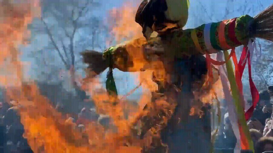 В Благовещенске сожгут 6 тонное чучело Масленицы высотой 15 метров Где и когда В этом году в Благовещенске проводы зимы станут беспрецедентными по своему масштабу Впервые в истории приграничного города чучело Масленицы сожгут прямо на льду Амура в районе амфитеатра Само чучело тоже будет необычным высотой с 5 этажный дом и весом 6 тонн Как сообщает Амурское агентство гостеприимства праздник состоится 22 февраля Народные гуляния развернутся с 12 00 до 18 00 Кульминацией праздника станет сожжение чучела Масленицы Впервые оно пройдет прямо на льду Амура в районе амфитеатра Само чучело тоже будет необычным Чтобы соорудить его даже разработали проект К этому привлекли архитектора Антона Кочуркина который представляет арт парк Никола Ленивец в Калужской области Чучело будет возвышаться на 15 метров в высоту Вес его составит 6 тонн Помимо древесины для строительства используют ненужные палеты с предприятия сухостой Верхушку чучела украсит солнце с лучами Все это феерично подожгут когда начнется закат и пламя будет хорошо видно с обоих берегов Предполагается что полыхать Масленица будет в течение 40 минут и на это точно нужно успеть посмотреть сообщили в агентстве Днем жителям и гостям Благовещенска предложат не менее увлекательные мероприятия В 12 00 начнется шествие творческих и трудовых коллективов города В колонну встанет примерно тысяча человек они пройдут около километра от Триумфальной арки до площади Ленина где состоится масленичный флешмоб В 13 00 начнется развлекательная программа на площади Ленина Желающих согреют горячим сладким чаем и угостят блинами к раздаче готовят 2 тысячи штук А также откроется зона фуд корта с традиционными русскими угощениями зона с русскими забавами