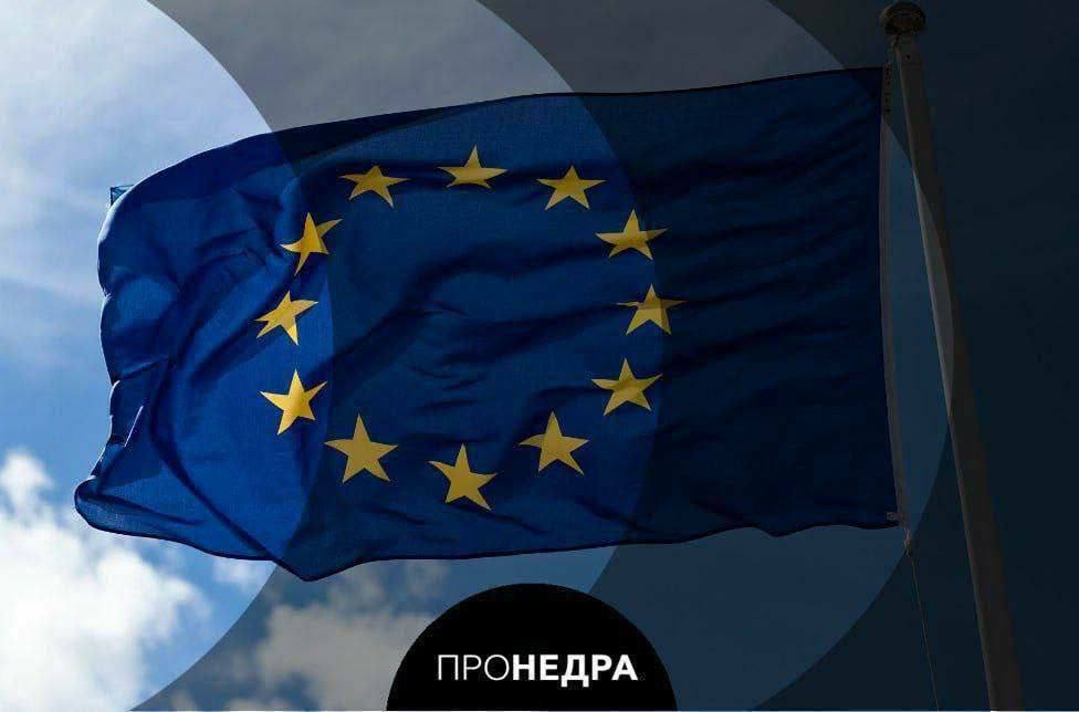 Европейские цены на газ растут на фоне сигналов из Китая о переговорах с США Цены на природный газ в Европе выросли после заявлений Китая о возможных торговых переговорах с США. Фьючерсы на TTF прибавили 2,2%, достигнув 37,25 долларов за МВт·ч. За месяц газ подешевел на 20% из-за тёплой погоды и высокой генерации ВИЭ. Однако рынки восприняли новости из Пекина как сигнал к снижению напряжённости, что может поддержать спрос на сырьё. Китай требует от США отмены пошлин, иначе угрожает ухудшением доверия. Газовые хранилища в ЕС опустели сильнее обычного — трейдеры следят за темпами пополнения и конкуренцией с Азией за СПГ. Пронедра/Подписывайся