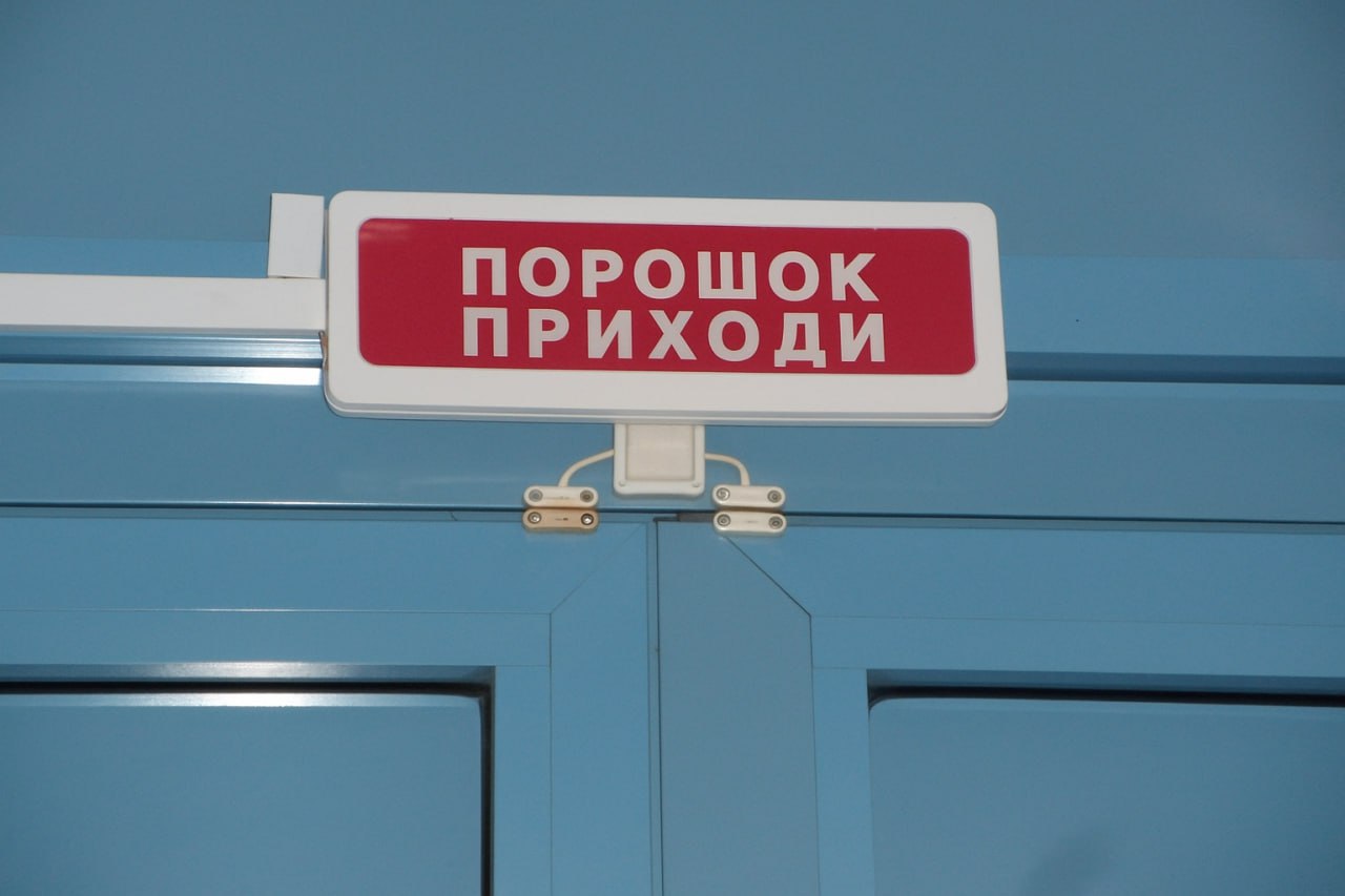 Наши ученые разработали технологию, которой раньше в России не было Сотрудники Новосибирского государственного технического университета научились синтезировать субмикронный порошок для производства протезов. Звучит супернаучно, но, по сути, это керамический порошок. По характеристикам он сопоставим с продукцией ведущих мировых производителей, а создан с использованием отечественного сырья. Керамические материалы на основе оксида алюминия и диоксида циркония нужны для изготовления эндопротезов, подверженных в процессе эксплуатации интенсивному нагружению, — тазобедренных и коленных суставов. #ученыепридумали начинается с завода
