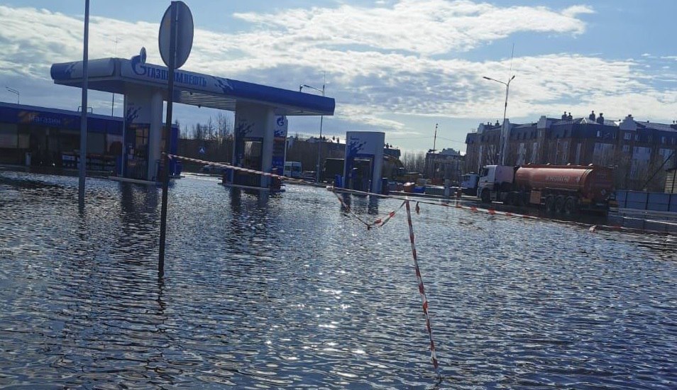 Тарко-Сале местами оказался под водой. Такого масштабного поводка не было полвека. Под воду ушли некоторые СНТ, досталось городским окраинам: жилым домам и бизнесу, размыто кладбище. За сутки вода поднялась сразу на 82 см. МЧС и представители власти пытаются обуздать стихию. Это всего лишь тундра тает. Людей эвакуировали во временные пункты. Губернатор Ямала Дмитрий Артюхов успокаивает: ситуация под контролем.