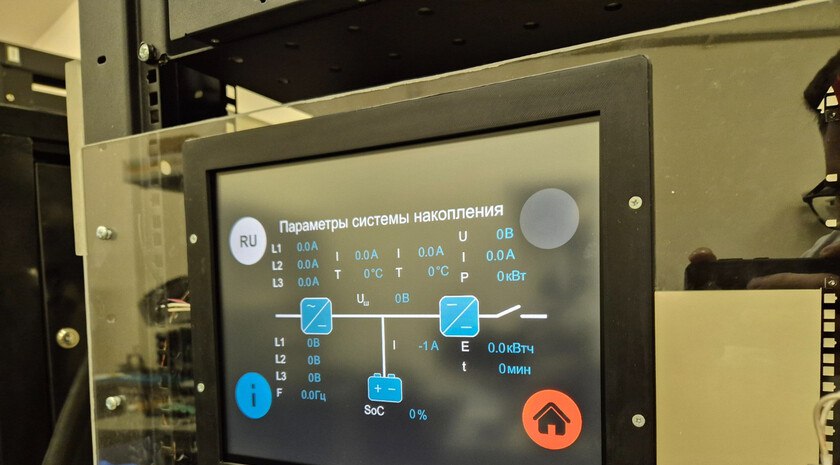 Компенсировать пики потребления. В Сибири модифицировали зарядные станции для электромобилей Коллектив Новосибирского государственного технического университета НЭТИ вместе с Новосибирским заводом конденсаторов разработал зарядную станцию с накопителем энергии для электротранспорта. Как сообщили в научной организации, такой формат позволит компенсировать пики потребления в энергосетях. «Объединение зарядной станции с накопителем энергии является достаточно сложным инженерным решением, которое позволяет получить новые потребительские качества и свойства», — рассказал доцент кафедры электротехнических комплексов Александр Штанг. По его словам, в ближайшем будущем с развитием зарядной инфраструктуры все более острым будет вопрос выделения дополнительных мощностей внутри городов, в этом случае устройства с накопителями позволят в момент заряда электромобиля повысить мощность, а, например, в ночное время заряжать накопитель, выравнивая суточный график нагрузки на энергосети. Фото: пресс-служба НГТУ НЭТИ Еще больше о том, что #СделановРоссии, — по хештегу в ЗАН. Подписывайтесь!
