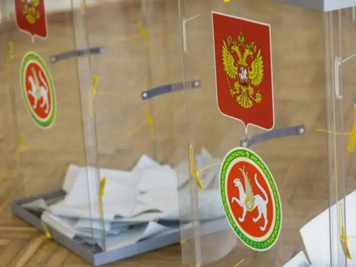 В Татарстане на муниципальных выборах выдвинули 451 кандидата На муниципальных выборах в Татарстане выдвинули 451 кандидата. Об этом сообщил сегодня на брифинге в информационном центре «Точка выбора» председатель ЦИК РТ Андрей Кондратьев. По словам Кондратьева, среди выдвинутых кандидатов – два представителя партии «Справедливая Россия – Патриоты – За правду», 138 кандидатов от партии «Единая Россия» и 311 самовыдвиженцев. Он отметил, что на выборах будет замещено 7531 мандат. Выборы состоятся 14 сентября и включают выборы Раиса республики, дополнительные выборы депутата Государственного Совета РТ по Мелекесскому округу, а также более 7,5 тыс. муниципальных депутатов. Организацию выборов депутата Госсовета РТ возложили на территориальную комиссию Мелекесского округа. Кандидаты должны подать документы до 18 часов 10 июля. Подписаться Сообщить новость