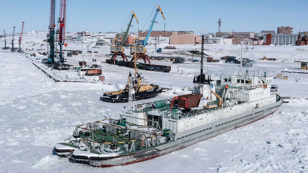 План гражданского судостроения до 2038 года обеспечен средствами лишь на треть Правительство России в конце ноября 2025 г актуализировало перспективный план гражданского судостроения на период до 2035 г с расширенным горизонтом планирования до 2038 г Об этом Ведомостям рассказали два источника знакомые с содержанием документа По словам собеседников актуализация документа проводилась по поручению Путина Оно было дано в апреле 2024 г и предполагало в частности учет платежеспособного спроса на такие суда с разбивкой по основным видам судов Как уточняют источники издания всего в перспективном плане учетно 2062 судна а финансированием пока обеспечено лишь около трети из них Пока контракты заключены по 358 судам а в 2025 г на конец ноября корабелы передали заказчикам 71 гражданское судно различного назначения Контракты еще на 79 судов заказчики не подтвердили а остальные суда свыше 1550 это перспективная потребность Подписаться на PRO transport