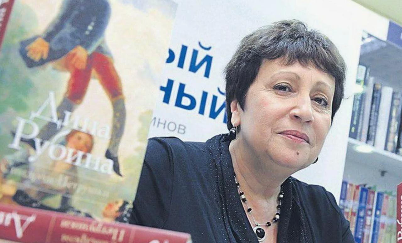 ДУМ РФ призвало наказать Рубину за призывы убивать жителей Газы Духовное управление мусульман России обратилось к властям с требованием дать правовую оценку высказываниям писательницы Дины Рубиной. Повод – ее заявления о том, что население Газы следует «растворить в соляной кислоте» и «превратить территорию сектора в парковку». В заявлении ДУМ РФ подчеркивается, что Рубина фактически призывает к этнической чистке. Обращение направлено в Госдуму, Совет Федерации, Генпрокуратуру и СК. В ДУМ напомнили: книги Рубиной все еще продаются в России. Минкульт, книжные союзы и платформы призвали отреагировать. «Жизни детей в Газе, погибающих от бомб и голода, важнее заработков книгоиздателей», – говорится в обращении. Справедливый призыв? Напомним, саму организацию обвиняли в разжигании ненависти только по отношению к русским . Культурненько — подпишись