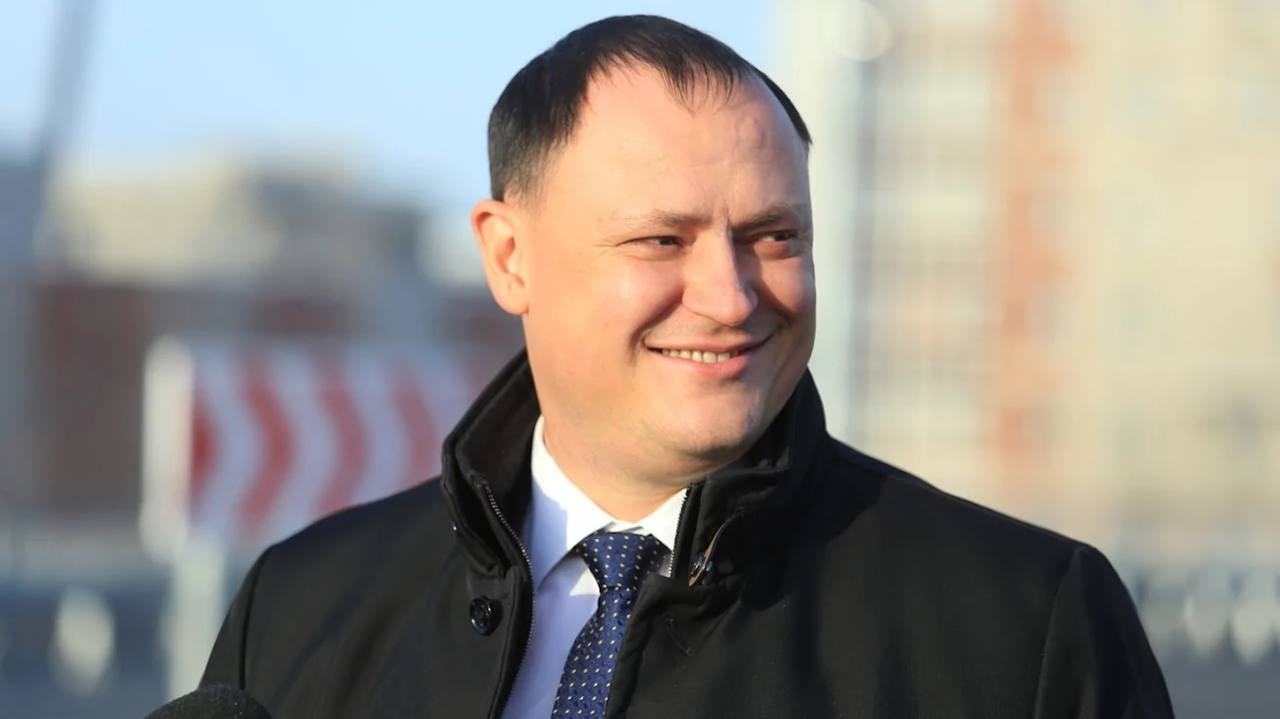 ‍ В Барнауле экс-депутата АКЗС будут судить за хищение 37 млн рублей  В 2018–2020 годах между ДСУ №4 и Упрдор "Алтай" были заключены госконтракты на содержание нескольких дорог. Руководитель общества, бывший депутат Николай Данилин создал организованную группу, в которую вошли два его подчиненных сотрудника, а также директор и два сотрудника Управления дорогами "Алтай". По данным следствия, они вносили в документацию завышенные сведения об объеме выполненных работ. В итоге им удалось похитить почти 38 млн рублей.  После возбуждения дела Данилин скрылся в Таиланде, но в апреле 2025 года по прилете в Россию его задержали. На имущество обвиняемых на сумму более 36 млн рублей наложен арест.  Перед судом предстанут пятеро соучастников. Шестой фигурант заключил досудебное соглашение и судить его будут отдельно.    по материалам Амител