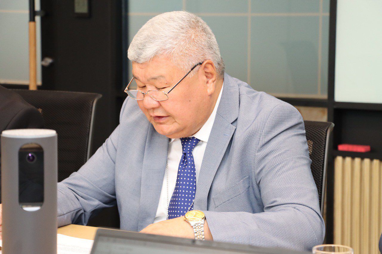 АБР выделит около $150 миллионов на строительство Камбаратинской ГЭС в КР Кыргызстан и Азиатский банк развития АБР договорились о расширении сотрудничества в энергетической сфере. На встрече, состоявшейся 4 июня в Маниле, стороны обсудили ключевые проекты и подписали ряд договоренностей, которые позволят реализовать масштабные энергетические инициативы на сотни миллионов долларов. Об этом сообщает пресс-служба Минэнерго. Главным итогом переговоров стало подтверждение АБР готовности выделить от $130 до 150 миллионов на первый этап строительства Камбаратинской ГЭС-1. Этот проект является стратегическим для развития гидроэнергетики в Кыргызстане и сможет существенно повысить энергетический потенциал страны. Кроме того, АБР предоставит грант в размере почти $1 миллиона на модернизацию системы управления данными ОАО «Кыргызский энергетический расчетный центр». Это позволит улучшить процессы расчета и управления энергоресурсами, повысив эффективность работы энергетического сектора. Важным пунктом сотрудничества стало согласование проекта по установке плавающей солнечной электростанции мощностью до 15 мегаватт на одной из гидроэлектростанций ГЭС-5 . Перспективы модернизации коснутся и Курпсайской ГЭС, финансирование которой будет рассмотрено после завершения технико-экономического обоснования. Ремонт и обновление оборудования позволят увеличить мощность станции на 20 процентов.