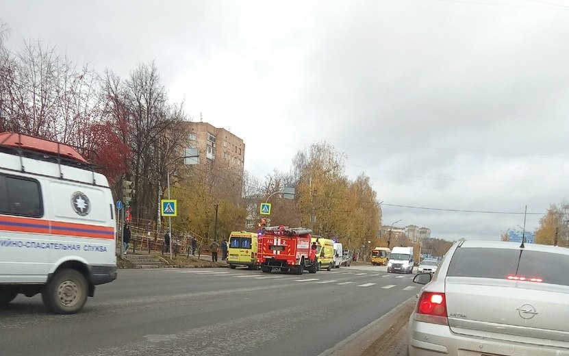 ДТП с пятью пострадавшими 19 октября в Ижевске рядом с остановкой общественного транспорта Радиозавод произошло серьезное ДТП Как сообщила пресс служба Минздрава Удмуртии в результате аварии травмы различной степени тяжести получили пять человек включая трех несовершеннолетних Бригады скорой помощи оперативно прибыли на место происшествия Пострадавшим оказана необходимая медицинская помощь один взрослый доставлен в больницу а трое детей остаются под наблюдением врачей амбулаторно Фото vk com zlou18 izhlife ru Ижевск Удмуртия