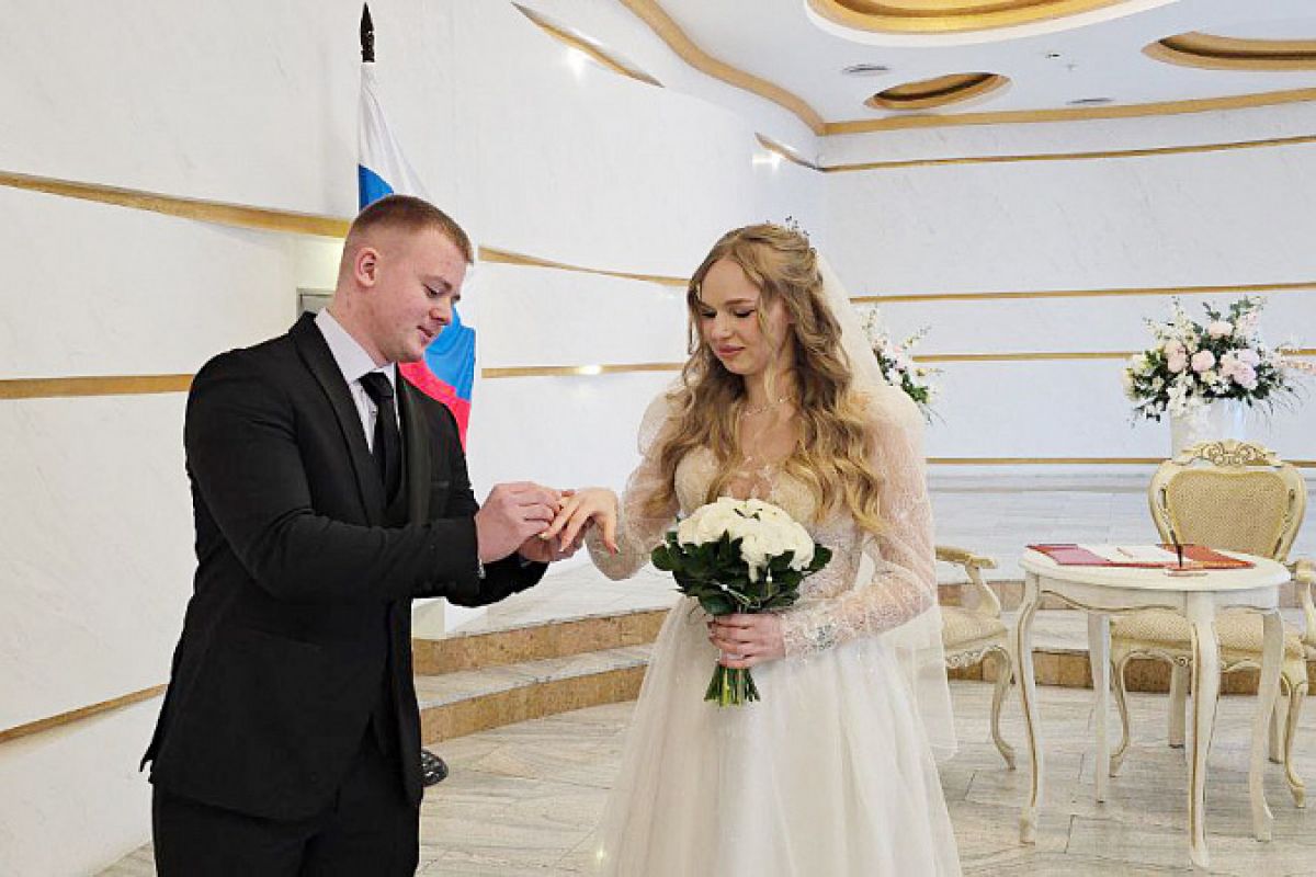 В Туле в преддверии Дня студента родилась студенческая семья   newstula ru fn 1791213 html Студенты Тулы поженились накануне Дня российского студенчества Губернатор поздравил молодоженов и рассказал о мерах поддержки для молодых семей региона Подробности внутри   Прислать новость Подписаться   Мы в MAX