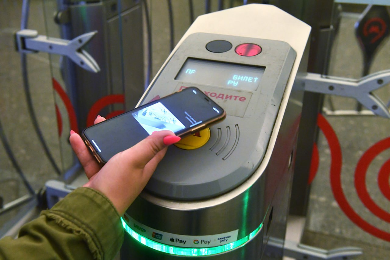 СОФТ APPLE PAY ОКОНЧАТЕЛЬНО ПЕРЕСТАЛ РАБОТАТЬ В РОССИИ Пользователи в России столкнулись с проблемами при попытке добавить зарубежные карты в Apple Pay При попытке настройки сервиса возникает ошибка Сбой настройки Apple Pay В некоторых случаях отображается сообщение о недоступности Apple Cash в данном регионе хотя речь идет о добавлении обычной банковской карты Протестированы различные модели iPhone и версии iOS а также карты от банков Казахстана Беларуси и Армении но безуспешно Одним из решений проблемы является использование VPN однако не все сервисы способны обойти это ограничение Причины возникших трудностей остаются неясными Важно отметить что российские карты по прежнему не могут быть добавлены в Apple Pay Apple Pay в России не работает с 2022 года В первую очередь из за ухода из страны Visa и Mastercard ФОТО Алексей Куденко РИА Новости аврорамедиа технологии Telegram экосистема АВРОРА  МЕДИА МЕДИА НОВОСТИ РЕГИОН ЛАЙФ СПОРТ ГЕРЛЗ ХАЙТЕК ПЕРСОНЫ ИНСАЙД КРИМИНАЛ МОЛОДОСТЬ LIVE АВРОРА  МЕДИА YOUTUBE RUTUBE