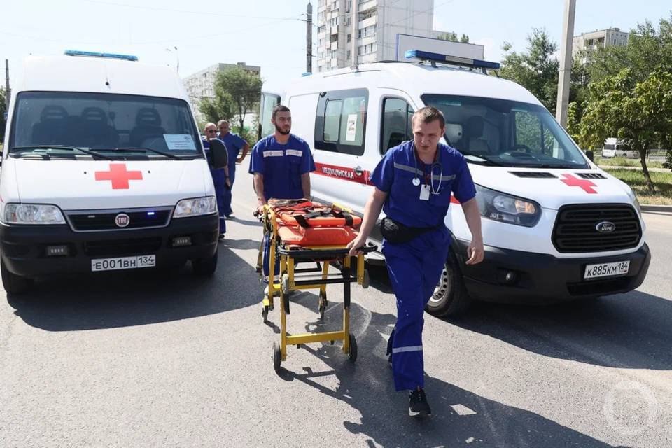 Пьяная волгоградка на иномарке сбила подростка Авария произошла вечером под Волгоградом 5 октября в Иловлинском районе Волгоградской области произошло ДТП Авария случилась вечером около 21 10 напротив дома 97 по улице 9 января в Иловле Установлено что женщина села за руль автомобиля Changan в состоянии алкогольного опьянения В какой то момент она сбила 15 летнего подростка В момент аварии юноша шел по обочине Виновница ДТП не остановилась и не помогла несовершеннолетнему Вместо этого она быстрее покинула место аварии Позже ее задержали госавтоинспекторы В ГУ МВД России по Волгоградской области сообщили что подросток получил травмы Его доставили в больницу