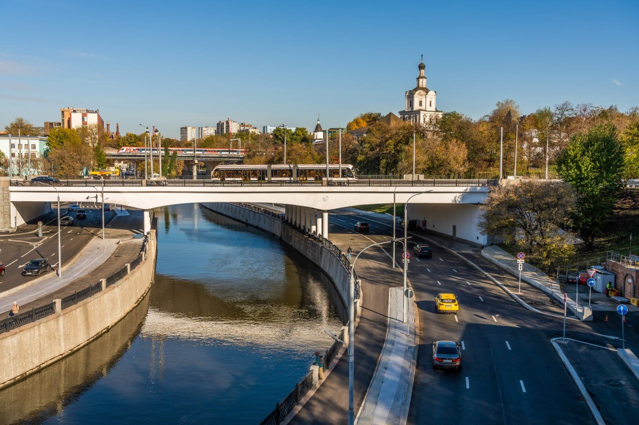 Отремонтировали Костомаровский мост в #ЦАО  «Содержанию мостовых сооружений уделяется особое внимание, все объекты проходят регулярные обследования, при необходимости принимается решение о выполнении капитального или текущего ремонта. В этом году обновили Костомаровский мост в Таганском районе, который был построен в 1941 году на месте старого кирпичного арочного моста и с тех пор ни разу капитально не ремонтировался», – рассказал заместитель Мэра Москвы Петр Бирюков.  На время работ движение транспорта полностью не закрывалось, вводились поэтапные перекрытия полос.  Что сделали:   заменили гидроизоляцию, деформационные швы и асфальтобетонное покрытие   отремонтировали тротуары, лестничные сходы и несущие конструкции сооружения  #факт: за последние 12 лет все мостовые сооружения в столице прошли различные виды ремонта.