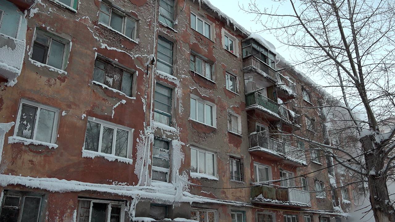 Из-за угрозы обрушения пятиэтажки в Омске ввели режим повышенной готовности Мэрия Омска ввела режим повышенной готовности из-за угрозы обрушения еще одного дома. На этот раз речь идет о кирпичной пятиэтажке по адресу: улица 50 лет Профсоюзов, 81. В постановлении говорится, что меры приняли «в связи с выявленными нарушениями целостности конструктивных элементов, которые могут повлечь обрушение дома». Напомним, дом признали аварийным еще в 2016 году. В апреле 2023 года мэр подписал постановление о его расселении. В январе 2024 года в доме уже вводили режим ЧС из-за того, что стены начали разрушаться. Тогда здание отключили от коммуникаций, в том числе отопления, несмотря на то что омичи отказывались его покидать.