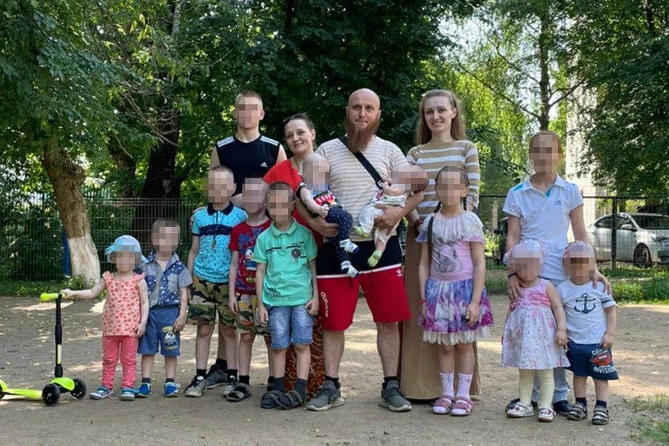 Дочь "православного многоженца" Сухова обвинила его в домогательствах Сбежавшая из семьи 18-летняя Анна Сухова – старшая из 30 детей мужчины. Сам он давно скандально известен своим "гаремом". Он герой многочисленных передач, интервью и кумир узкого круга мужчин, воображающих себя "султанами". И если раньше осуждения в свой адрес Иван категорично отвергал, защищая и пропагандируя многоженство, то теперь, видимо, защищать его придется адвокату. Жертвой "уроков будущей жены" была, по словам Ани, и еще одна дочь Сухова. Девочке не было и 14 лет. Папа взял меня на отдых в подростковом возрасте, почти пять лет назад это случилось. Скажем, там он совершил действия полового характера по отношению ко мне, - выдала семейную тайну Анна в эфире программы "Пусть говорят". – "Дочь, закрой глаза», - сказал он мне тогда. Все длилось две минуты. Потом уже до меня дошло, спустя годы, что это было – он заставил меня прикасаться к нему. Тогда Ане было всего 13 лет. Вскоре мама отправила ее пожить с отцом в воспитательных целях, не зная, какие именно "уроки" там ждут дочь. Сам Сухов называет заявление дочери "сфабрикованным обвинением".
