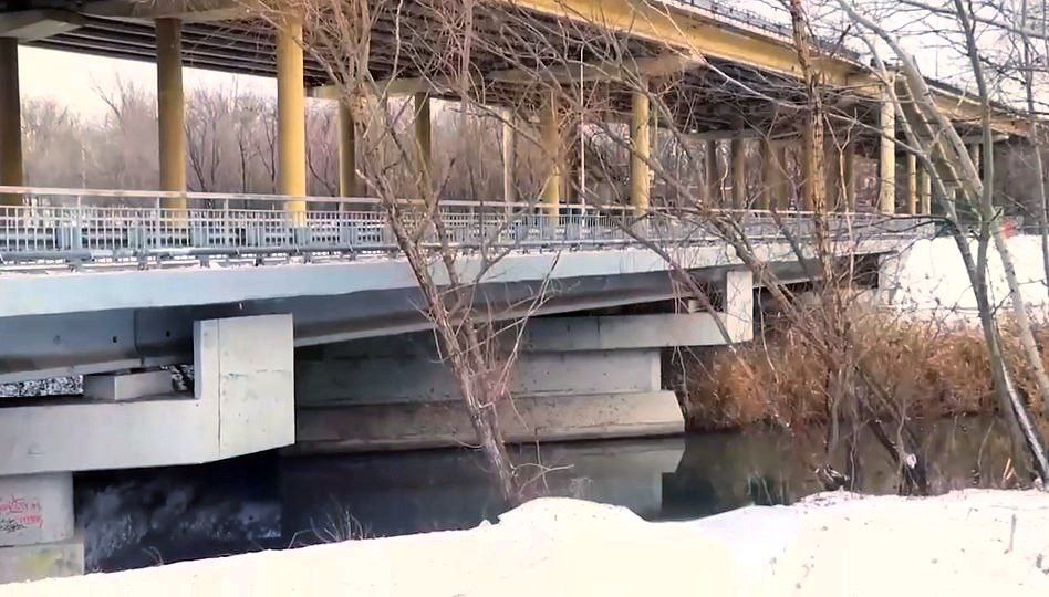 Новый мост который планировали сделать с 1981 года построили через реку Темерник сообщил глава Ростова на Дону Александр Скрябин Постройка в створе улицы Песчаной выступает дублером Текучевского моста и должна повысить надежность и устойчивость дорожной инфраструктуры Необходимое для ввода моста в эксплуатацию положительное заключение Госстройнадзора уже получили отметил градоначальник южной столицы Фото Telegram канал Александра Скрябина Вести Дон Telegram MAX