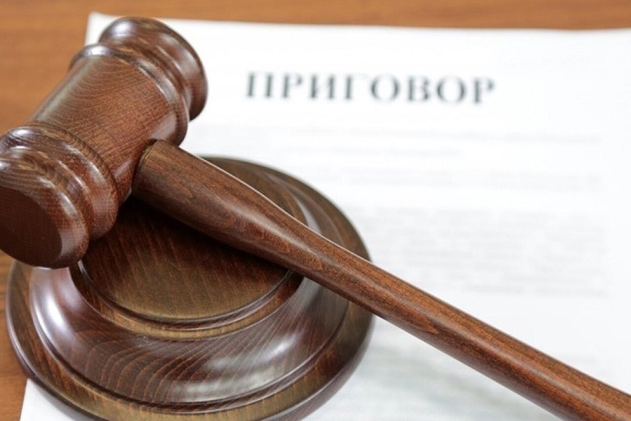 Хабаровского авиадебошира приговорили к штрафу в триста тысяч В мае 2025 года пассажир самолета следующего рейсом Таиланд Хабаровск после курения в туалетной комнате игнорируя правила безопасности полета и попытки бортпроводников изъять у него пронесенную на борт бутылку с алкоголем громко выражался нецензурной бранью в адрес бортпроводников плеснул в их лица алкогольный напиток бесцельно ходил по салону размахивал руками создавал некомфортные условия для перелета пассажиров а также препятствовал работе членов экипажа В ответ на попытку бортпроводников и одного из пассажиров самолета пресечь его незаконные действия мужчина продолжил громко выражаться в их адрес нецензурной бранью плюнул в лицо другому пассажиру и кинул его сотовый телефон на пол После посадки в аэропорту Хабаровска нарушитель спокойствия был передан сотрудникам полиции В судебном заседании обвиняемый вину в совершенном преступлении признал в полном объеме в содеянном раскаялся С учетом характера и степени общественной опасности совершенного преступления данных о личности подсудимого характеризующегося удовлетворительно наличия смягчающих наказание обстоятельств признание вины раскаяние нахождение на иждивении малолетнего ребенка а также с учетом отсутствия отягчающих наказание обстоятельств Железнодорожный районный суд Хабаровска признал мужчину виновным в совершении преступления предусмотренного ч 3 ст 213 УК РФ и назначил ему наказание в виде штрафа в размере 300 000 рублей Читать KOMSAGRAM в Telegram Читать KOMSAGRAM в MAX Прислать новость