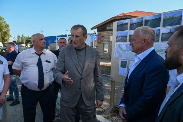 Дрозденко распорядился сделать ремонт Колтушского шоссе удобным для водителей. На очереди – Мурманское шоссе   Губернатор Александр Дрозденко дал поручения по работам на Колтушском шоссе. Об этом он сообщил в Telegram-канале.  В частности, глава региона поручил делать перерывы в работах в часы пик для того, чтобы водители свободно добирались до работы и обратно. Помимо этого, будут вестись работы и в ночное время для ускорения темпов реконструкции. Также дорожники оптимизируют график ведения работ для снижения загруженности микрорайона Южный Всеволожска.  "На шоссе кипит работа — третий и четвертый этап одной из главных дорожных строек области полностью завершатся по плану в 2027 году, при этом дорожный комитет говорит о досрочном запуске рабочего движения до конца 2026 года",  - уточнил губернатор.   Планируется, что после окончания всех этапов работ исчезнет "бутылочное горлышко". Участок трассы до дороги Старая — Кудрово станет четырехполосным, а дорогу до Колтушей, включая перекресток у Воейково, капитально отремонтируют. Для увеличения пропускной способности трассы будут построены надземные пешеходные переходы.  Также губернатор обратил внимание на пробки на Мурманском шоссе, где идут ремонтные работы, и дал поручение:  "Подготовить письмо в Росавтодор о корректировке графика ремонта федерального Мурманского шоссе — с ведением работ в ночное время и прекращением перекрытий в часы-пик в пятницу и воскресенье, когда из Петербурга и обратно идет большой поток дачников".    телеграм-канал "Админка Ленобласти"