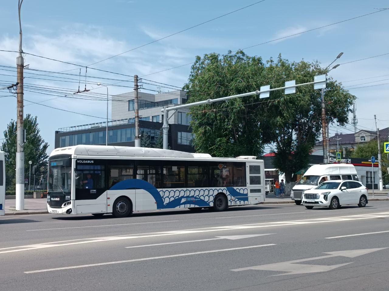 Власти Волгограда заметили нехватку компенсационных автобусов на Ангарский В Волгограде городские власти наконец-то услышали пассажиров, ожидающих по 40 минут на жаре каждый день автобус, который им предложили взамен трамвая на Ангарский. На маршрут 2а, который курсирует между Детским центром и школой №36, добавят автобусов. Это случится с понедельника, 21 июля, сообщает мэрия. Маршрут усилят тремя новенькими автобусами, которые город получил с завода в этом году. В администрации города обещают, что теперь в час пик автобус №2а придется ждать на остановке не более 12 минут, в межпиковое время – не более 15 минут. В будни автобус будет ходить с 5.30 утра отправление от конечной в Дзержинском районе и до 21.30. От «Детского центра» по утрам автобус будет отходить в 6.30 утра, последний вечерний – в 23.30.