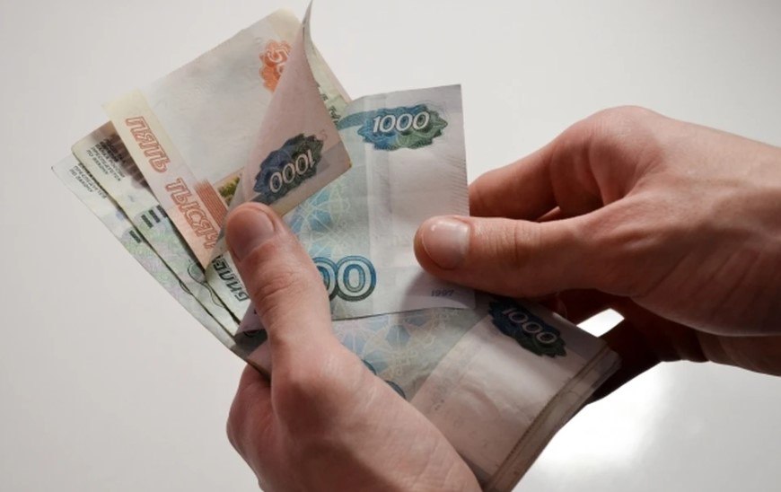 Мошенники направляют россиян за займами в микрофинансовые организации С начала этого года злоумышленники начали применять новые схемы обмана, направляя своих жертв за займами в микрофинансовые организации. Это связано с ужесточением контроля со стороны банковских сервисов и приложений, которые отслеживают подозрительные действия пользователей. Получить деньги в МФО значительно проще, чем в банке. В некоторых случаях, если жертва оказывается полностью финансово истощенной, злоумышленники могут заставить ее ограбить микрофинансовую организацию и передать деньги им, сообщает Сбер. ‼ Будьте бдительны: не пользуйтесь незнакомыми сайтами в интернете и не берите трубки с незнакомых номеров, не переводите деньги на неизвестные счета, не устанавливайте неизвестные приложения и тем более не вводите личные данные и сведения о счетах и картах на незнакомых сайтах Прислать новость