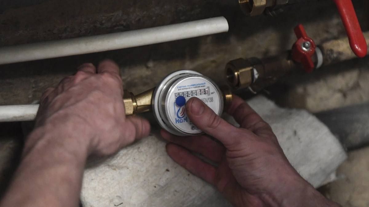 Плата за воду без счетчика в России увеличится в два раза С 1 июля 2026 года для абонентов не установивших счетчики холодной воды повышающий коэффициент вырастет с 1 5 до 3 сообщает Минстрой РФ В соответствии с ранее действующими положениями Правил 354 при отсутствии приборов учета размер платы за коммунальные услуги рассчитывался с применением повышающего коэффициента 1 5 Для стимулирования установки приборов учета и усиления ответственности собственников квартир за отсутствие приборов учета холодной воды и их несвоевременную поверку этот коэффициент увеличен до 3 уточняется в сообщении NewsEconomics