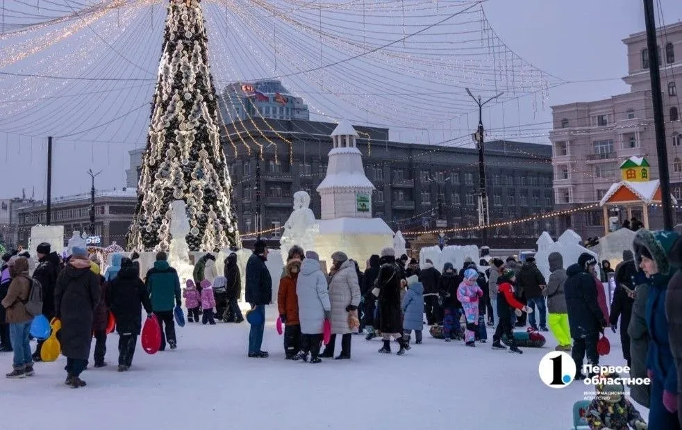 Челябинск Главное   Челябинцы выбирают тему ледового городка на 2027 год На выбор представлены следующие концепции Челябинск культурная столица России Вокруг света за 80 дней Зимняя сказка Герои произведений Эдуарда Успенского и Герои произведений Корнея Чуковского Тема набравшая большинство голосов и ляжет в основу проекта Голосование уже стартовало на платформе обратной связи и продлится до 10 мая включительно Стоит отметить что 2027 год Челябинск встретит в новом статусе культурной столицы