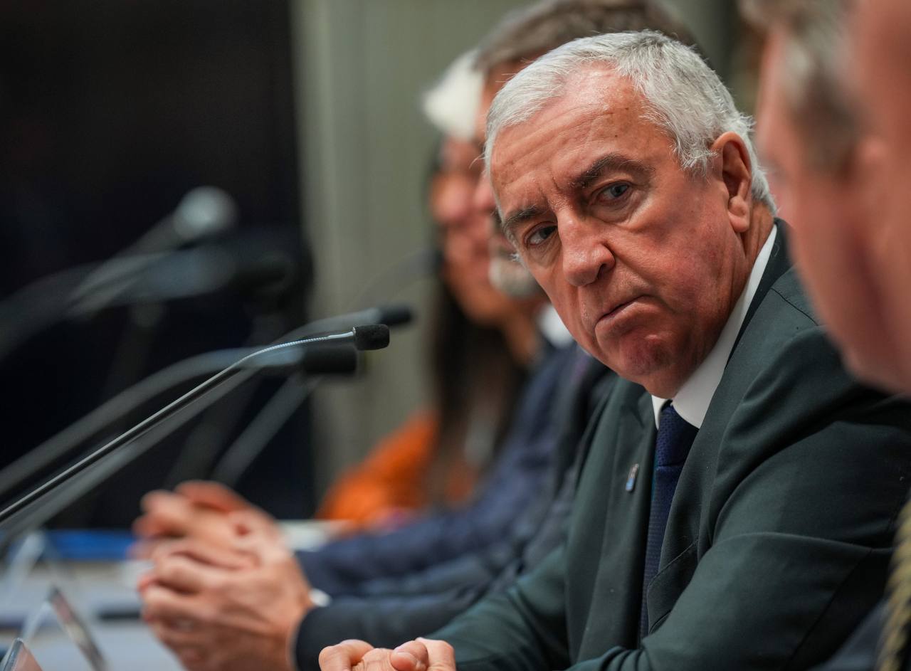 Глава IIHF некоторые элементы стадиона в Милане могут не достроить к ОИ По словам Люка Тардифа отдельные элементы стадиона могут быть не полностью готовы к установленному сроку при этом ледовая площадка тренировочные территории и раздевалки будут построены к началу мужского хоккейного турнира Как отмечается IIHF не контролирует строительство поскольку за это отвечает МОК и местные организаторы Подписывайтесь на РИА Новости Спорт в MAX