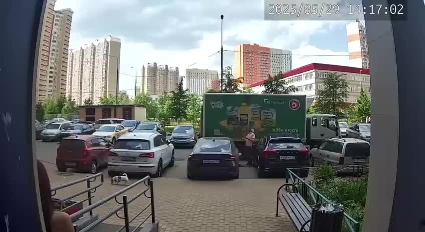 Подростки в Подмосковье бросали кирпичи с балкона, никто не пострадал
