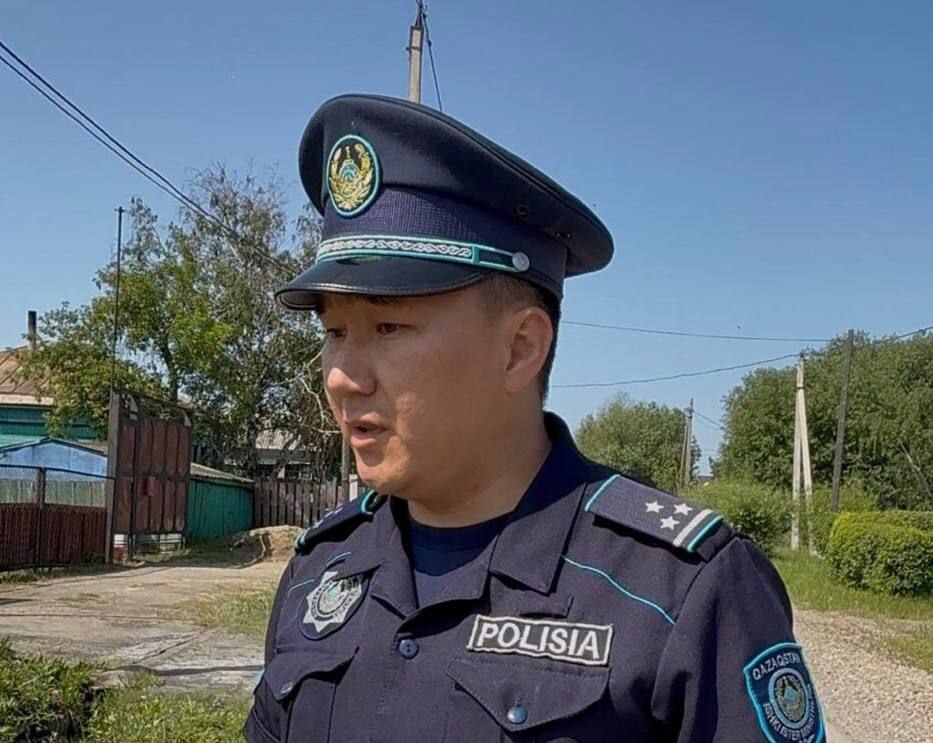 Называл полицейских псами и грозился их убить На 5 5 лет отправили в колонию жителя Петропавловска Эта история случилась около года назад с семейного дебоша Его устроил у себя дома житель нового микрорайона Бiрлiк Петропавловска Юрий Солонкин В полицию с заявлением обратилась супруга Солонкина Участковый Ерлан Ногурбеков вызвал семейного дебошира в полицейский пункт чтобы тот дал пояснения Отправил сообщение на вацап и ждал скандального гражданина Но в ответ Солонкин прислал участковому голосовые сообщения с матами оскорблениями и угрозой расправы Стал оскорблять Ногурбекова Е С по признаку национальной принадлежности выразившегося в использовании им высказываний в неприличной форме свидетельствующие о его негативном отношении к представителям казахской национальности Несмотря на замечания Ногурбекова Е С о прекращении противоправных действий Солонкин Ю Ю продолжил свои высказывания написано в материалах уголовного дела Через несколько дней участковый позвонил ему и напомнил что нужно явиться в полицейский пункт Но в ответ снова получил порцию отборного мата и оскорблений В тот же день через пару часов патрульные полицейские в другом районе обнаружили Солонкина спящим в машине Вскоре на место подъехал и участковый Ерлан Ногурбеков с коллегой На них у Солонкина как и на патрульных тоже хватило и матов и угроз Он не замолкал и по дороге вытрезвитель называл стражей порядка собаками и псами и обещал всех расстрелять Кстати освидетельствование он проходить отказался и сопротивлялся полицейским Судили Солонкина по трем статьям За оскорбление представителя власти угрозу его убить и разжигание национальной розни Его приговорили к 5 5 годам лишения свободы