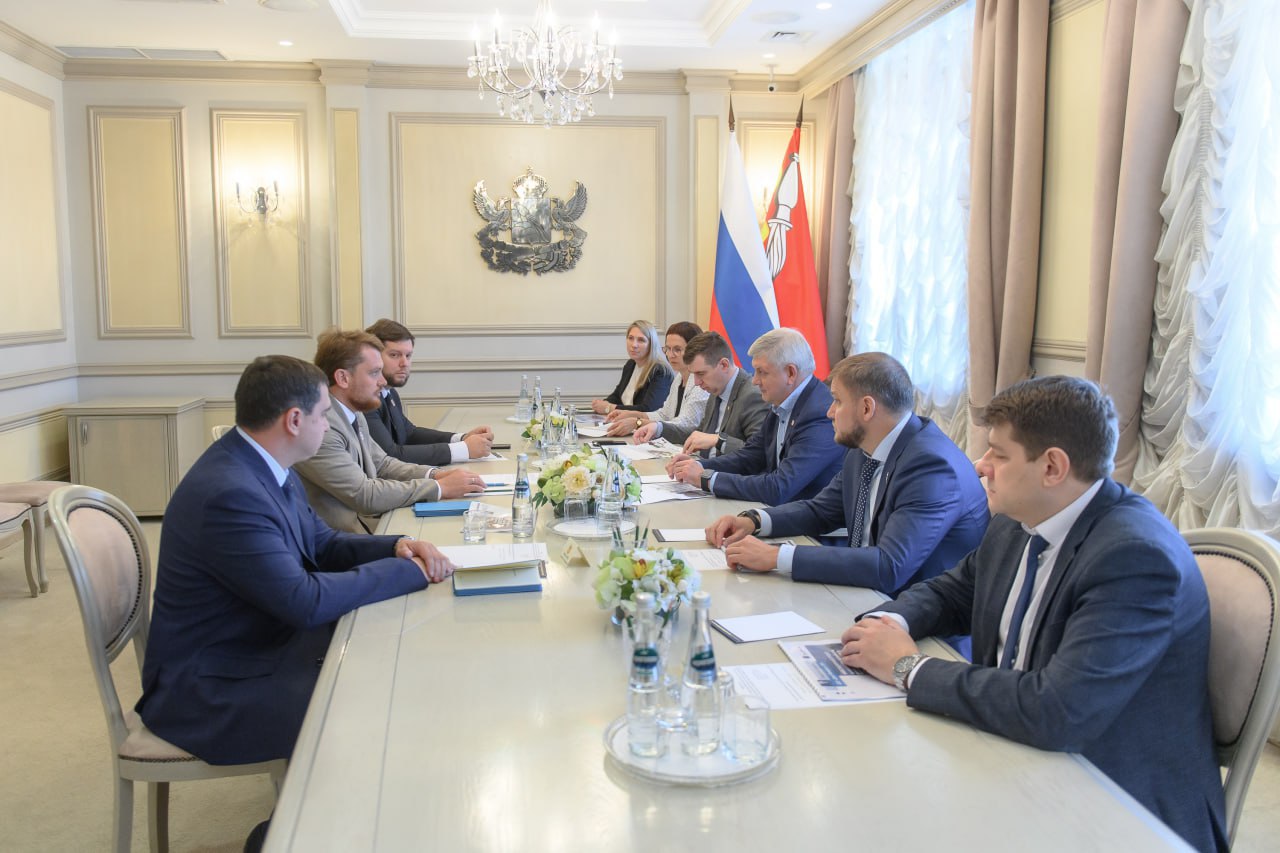 Воронежский производитель адсорбентов расширяет производство за 1 млрд рублей В Воронежской области компания «Деко Минералс СНГ», единственный производитель адсорбентов и реагентов для нейтрализации жирных кислот в СНГ, объявила о расширении производства. Инвестиции в проект составят 951,3 млн рублей, новые мощности будут расположены в индустриальном парке «Перспектива» в Новоусманском районе. Продукция компании используется в производстве рафинированного масла, сахара, пива и вина, а также в других отраслях. Среди клиентов — крупные агрохолдинги и металлургические предприятия. Компания подала заявку на получение статуса особо значимого инвестпроекта, документация в процессе подготовки. «Деко Минералс СНГ» также активно поддерживает социальные инициативы, включая развитие детского спорта. Организация сотрудничает с интернатом, где занимаются 200 детей, что способствует улучшению качества жизни в регионе. Подписывайся на «Площадь»