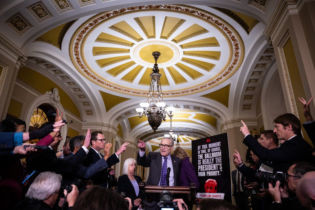 Шатдаун в этом году может стать самым продолжительным в истории CBS News Приостановка работы правительства которая длится уже 35 й день имеет все шансы стать самой продолжительной в истории США уже сегодня вечером после того как Сенату в 14 й раз не удалось продвинуть законопроект о финансировании Прошлый рекорд был установлен в 2019 году тогда шатдаун закончился на 35 й день вскоре после 9 вечера Некоторые республиканцы считают что демократы будут охотнее голосовать за возобновление работы правительства после сегодняшних выборов политика Больше новостей США здесь Подписывайся news about USA