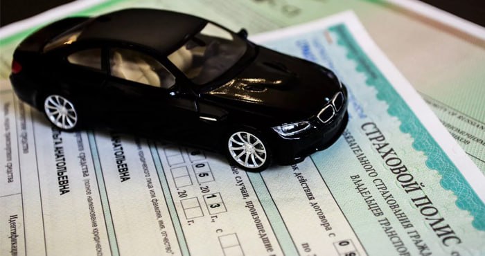 В Узбекистане с 1 января 2026 года увеличиваются тарифы и выплаты по автострахованию С 1 января 2026 года в Узбекистане вступят в силу новые правила обязательного страхования гражданской ответственности владельцев транспортных средств ОСГОВТС предусматривающие рост тарифов и увеличение страховых выплат сообщает Национальное агентство перспективных проектов 23 июля 2025 года Кабинет Министров принял постановление 458 направленное на реформирование системы ОСГОВТС Документ предусматривает двукратное увеличение максимальной страховой суммы с 40 до 80 миллионов сумов а также пересмотр тарифов действовавших с 2019 года Выплаты будут направляться на компенсацию ущерба имуществу и вреда жизни и здоровью пострадавших в ДТП С 1 января 2026 года стоимость полиса ОСГОВТС при ограниченном числе водителей составит для Ташкента и Ташкентской области 192 000 сумов для легкового и 336 000 сумов для грузового автомобиля для остальных регионов 160 000 и 280 000 сумов соответственно для транспортных средств с иностранной регистрацией 320 000 и 560 000 сумов При полисах без ограничения числа водителей стоимость увеличивается в два раза Для водителей с ДТП за последние 12 месяцев вводится новая система коэффициентов Реформа ОСГОВТС направлена на приведение системы автострахования к текущим экономическим условиям Повышение тарифов сопровождается ростом страховых выплат цифровизацией процессов и усилением контроля что должно повысить надёжность и прозрачность обязательного автострахования в стране с 2026 года Telegram Facebook Instagram LinkedIn