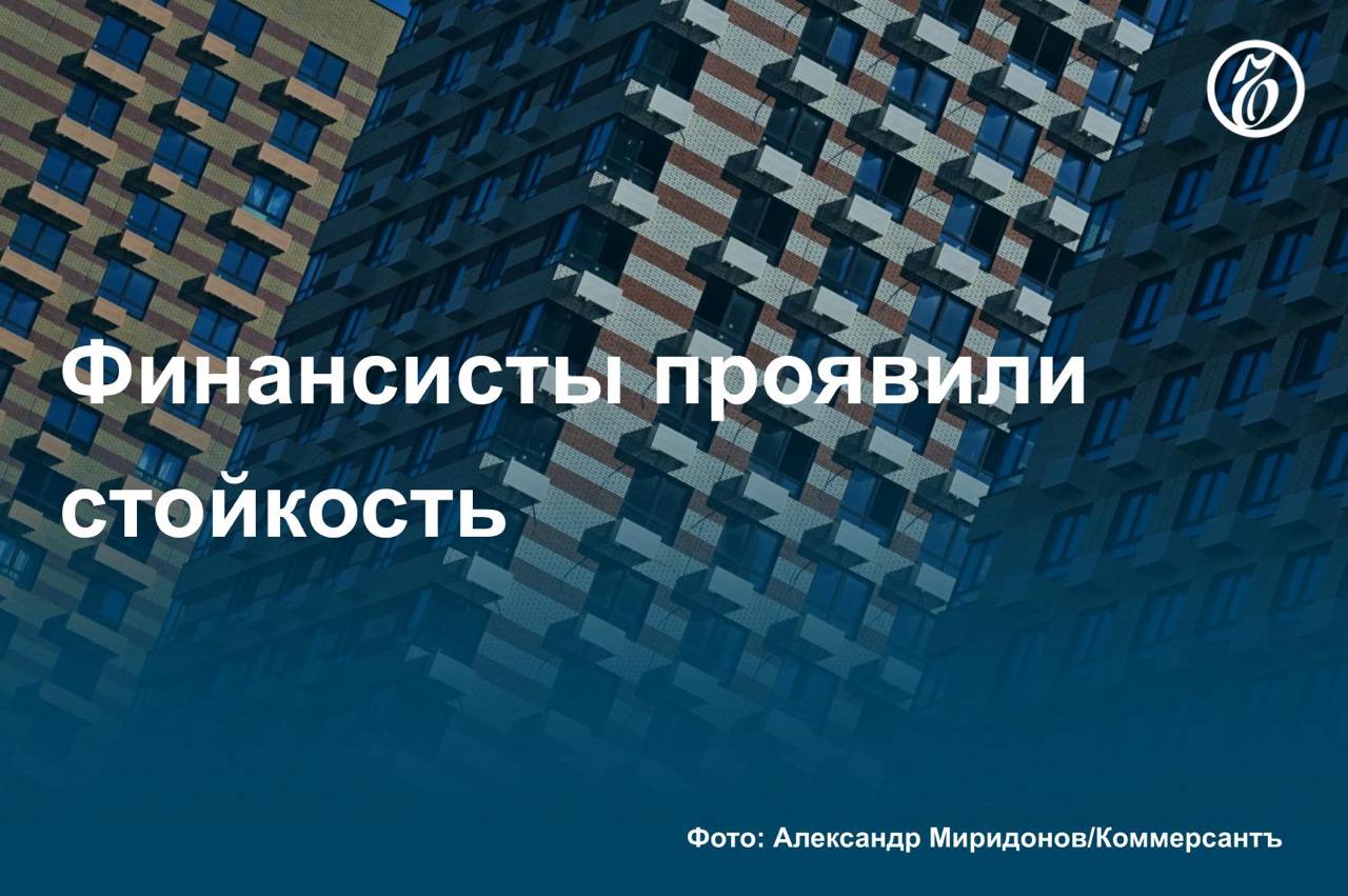 Девелоперские компании стали активнее искать топ-менеджеров по прибылям и убыткам. В ожидании просадки рынка строительства жилья из-за жесткой денежно-кредитной политики ЦБ управление все чаще переходит от профильных девелоперов к финансистам, выяснил «Ъ».   Застройщики активно нанимают финансовых и коммерческих директоров, способных придерживаться в период турбулентности продуманной операционной стратегии. Сейчас практически все компании столкнулись с одной и той же проблемой — доходы падают, а расходы в лучшем случае остаются на прежнем уровне, отмечают эксперты.   В целом тренд на поиск руководителей со специализацией в финансовой области характерен для всех отраслей экономики. По данным консалтинговой компании Regroup, в 2023 году количество запросов на поиск CEO с бэкграундом CFO  финансового директора  с 2021 года выросло в три-пять раз.   #Ъузнал