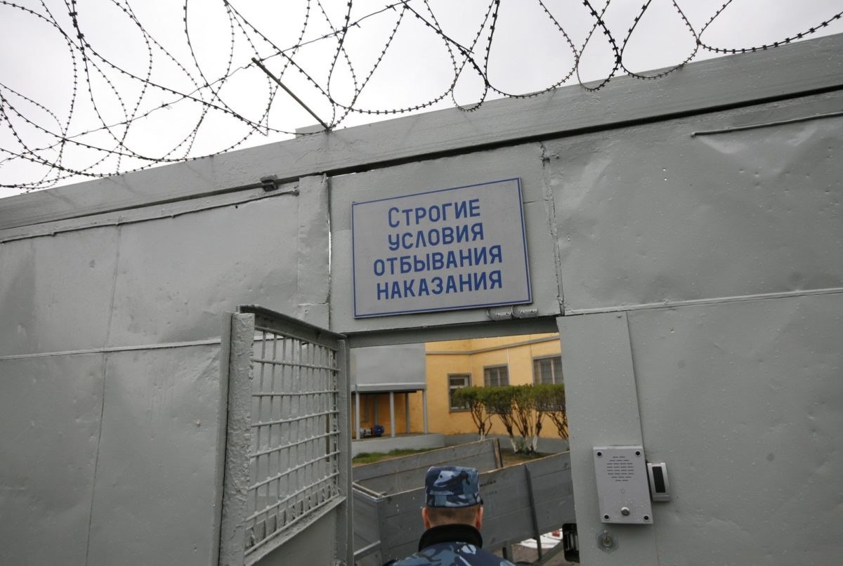 В Анапе житель Омска «заработал» 9 лет «строгача» Анапский районный суд установил, что 37-летний омич приобрел в Интернете тайниковую закладку с более 20 граммами мефедрона, расфасовал на 8 доз, которые собирался сбыть на территории Анапы, но был задержан. С учетом мнения государственного обвинителя, учитывая личность фигуранта и характеризующие материалы, суд признал его виновным по части 3 ст. 30, п. «г» части 4 ст. 228.1 УК РФ «Покушение на незаконный сбыт наркотических веществ, совершенный в крупном размере». Обвиняемого приговорили к 9 годам лишения свободы с отбыванием наказания в исправительной колонии строгого режима, сообщает пресс-служба прокуратуры Краснодарского края.