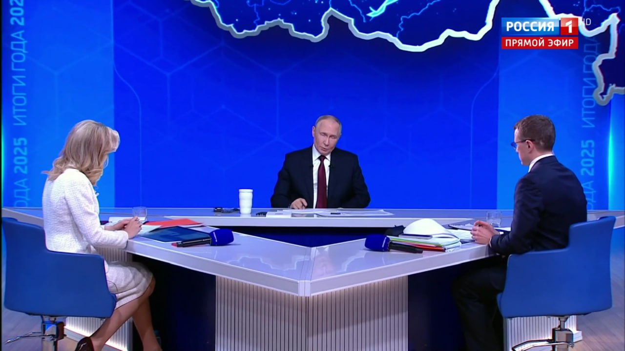 Путин высказался о повышении утилизационного сбора на автомобили Президент России в ходе программы Итоги года с Владимиром Путиным прокомментировал повышение утилизационного сбора По его словам повышение цен затрагивает прежде всего владельцев относительно дорогих автомобилей в основном жителей крупных городов со средним и высоким уровнем дохода Он подчеркнул что решение связано с необходимостью привлечения дополнительных доходов в бюджет для технологического развития страны Это связано с попыткой Министерства финансов получить дополнительный доход для решения благородной цели технологического развития Но это косвенно разумеется поддерживает и отечественный автопром пояснил Владимир Путин Он также добавил что считает повышение утилизационного сбора временной мерой Надеюсь что и эта мера будет не вечной и выбор у наших граждан все таки будет восстанавливаться будет более широким либо по мере роста доходов либо за счет сокращения фискальной нагрузки резюмировал президент Итоги года 25 vmfareast