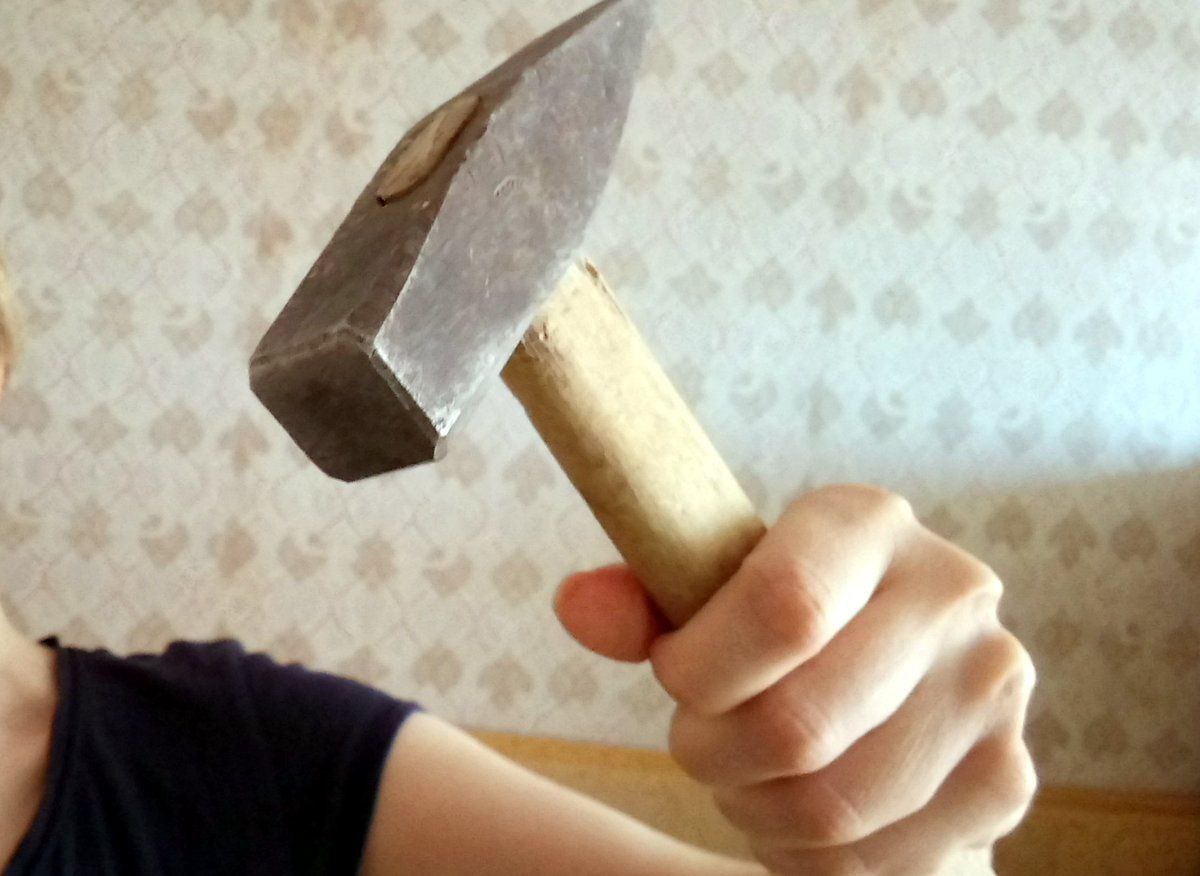 Житель с. Балки Васильевского района Запорожской области, гражданин Г. 1980 г.р. , приговорён к 6 годам и 2 месяцам колонии строгого режима за покушение на убийство дяди. Ночью 13 ноября 2022 года, в состоянии опьянения, он нанёс дяде удары молотком по голове, а заступившейся бабушке — удар по лицу. Пострадавший с черепно-мозговой травмой был спасён в Днепрорудненской больнице. Г. признал вину, раскаялся и помогал пострадавшему. Суд учёл отсутствие судимости и обстоятельства дела ч. 3 ст. 30, ч. 1 ст. 105 УК РФ .