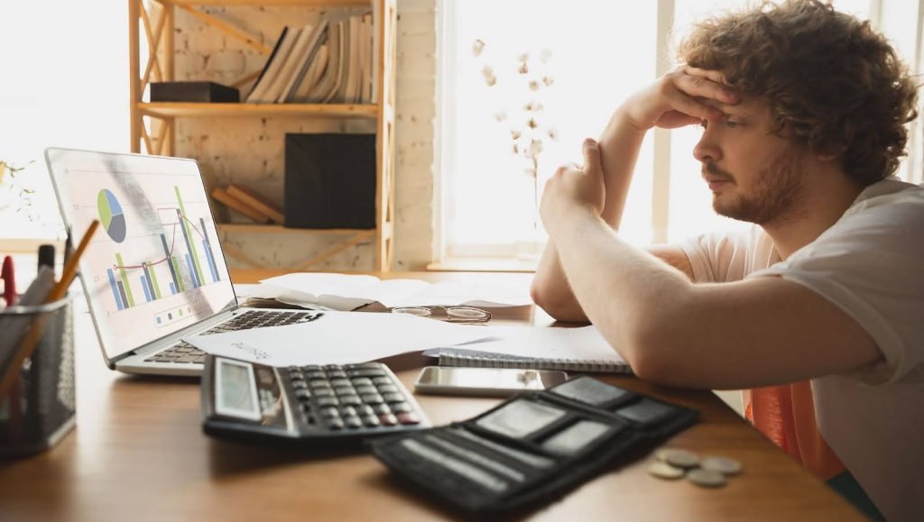 Cредний платеж самозанятых коллекторам на 25 выше чем у банковских должников Он достиг трехлетнего максимума по итогам 10 месяцев 2025 года средний платеж самозанятых коллекторам составил 6 870 рублей увеличившись на 9 относительно аналогичного периода год назад При этом обычные должники в среднем платят 5 590 рублей Для самозанятых доступ к кредитам критически важен дефолты они допускают только при наличии проблем в бизнесе но для банка самозанятый как потенциальный заемщик это носитель большего числа рисков чем традиционный клиент fatcat18