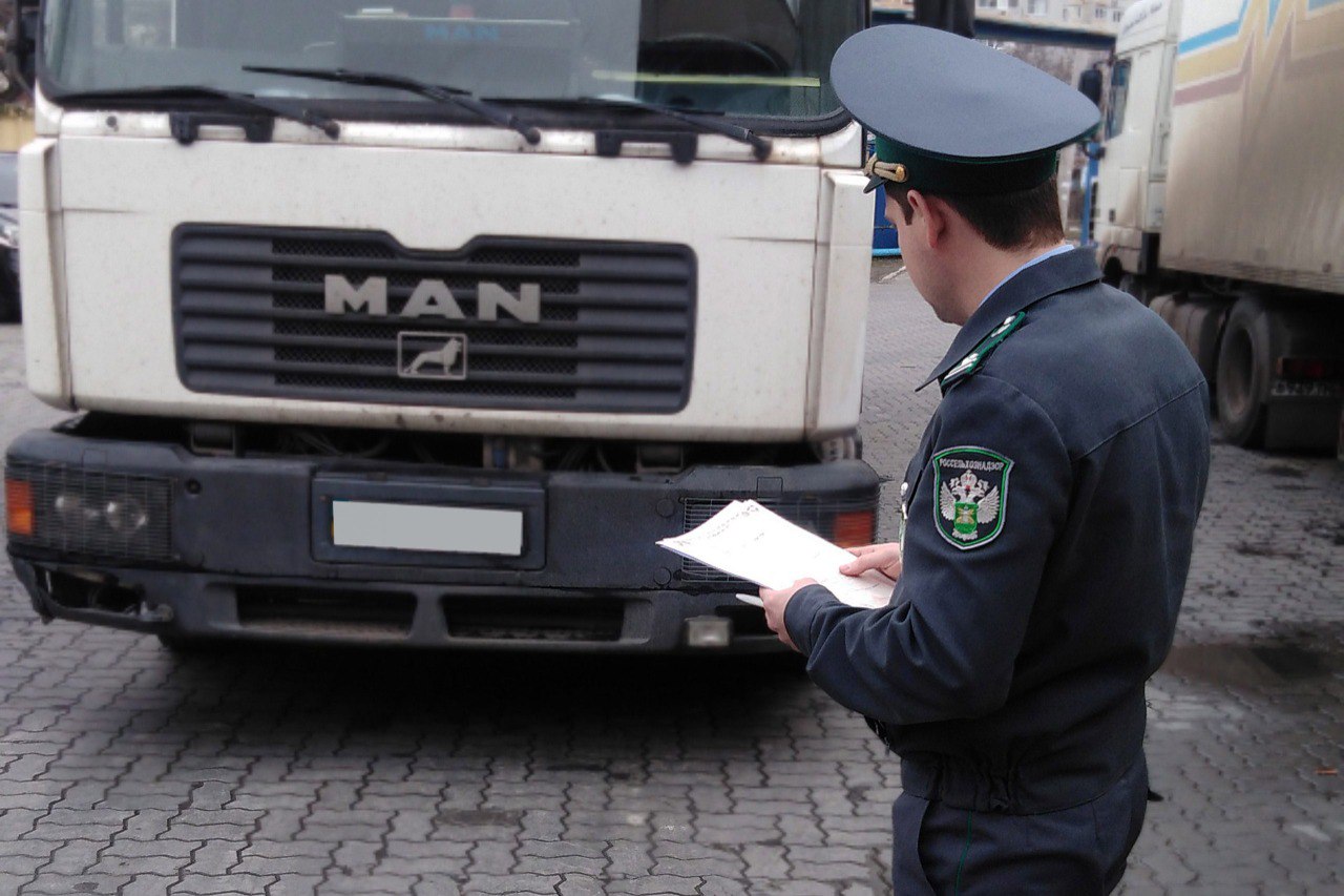 Управлением Россельхознадзора по итогам прошедшей недели в Волгоградской области осуществлен контроль в отношении растительной продукции морковь общей массой 160 т, предназначенной для дальнейшего экспорта в Казахстан. В соответствии с установленными карантинными фитосанитарными требованиями страны-импортера на данные партии собственнику продукции выданы фитосанитарные сертификаты. После завершения контрольно-надзорных мероприятий грузы проследовали в страну назначения. Открыть полный текст #Ввоз_вывоз_транзит #Карантинный_фитосанитарный_контроль