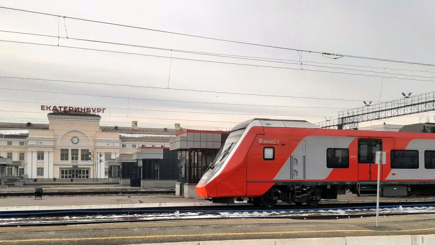 Финист Екатеринбург Каменск Уральский Челябинск в первый год перевез 250 тыс пассажиров Маршрут через Каменск Уральский запущенный год назад благодаря совместной работе Южно Уральской и Свердловской железных дорог и правительств регионов стал востребованным и дал жителям Свердловской и Челябинской областей дополнительные возможности для поездок Отправление Финиста ежедневно время местное из Челябинска в 07 13 из Екатеринбурга в 18 25 В вагонах современного российского электропоезда система климат контроля с обеззараживанием воздуха комфортные кресла с персональными розетками экологически чистые санитарные комплексы Также между столицами Среднего и Южного Урала курсируют рельсовые автобусы их путь проходит через Верхний Уфалей