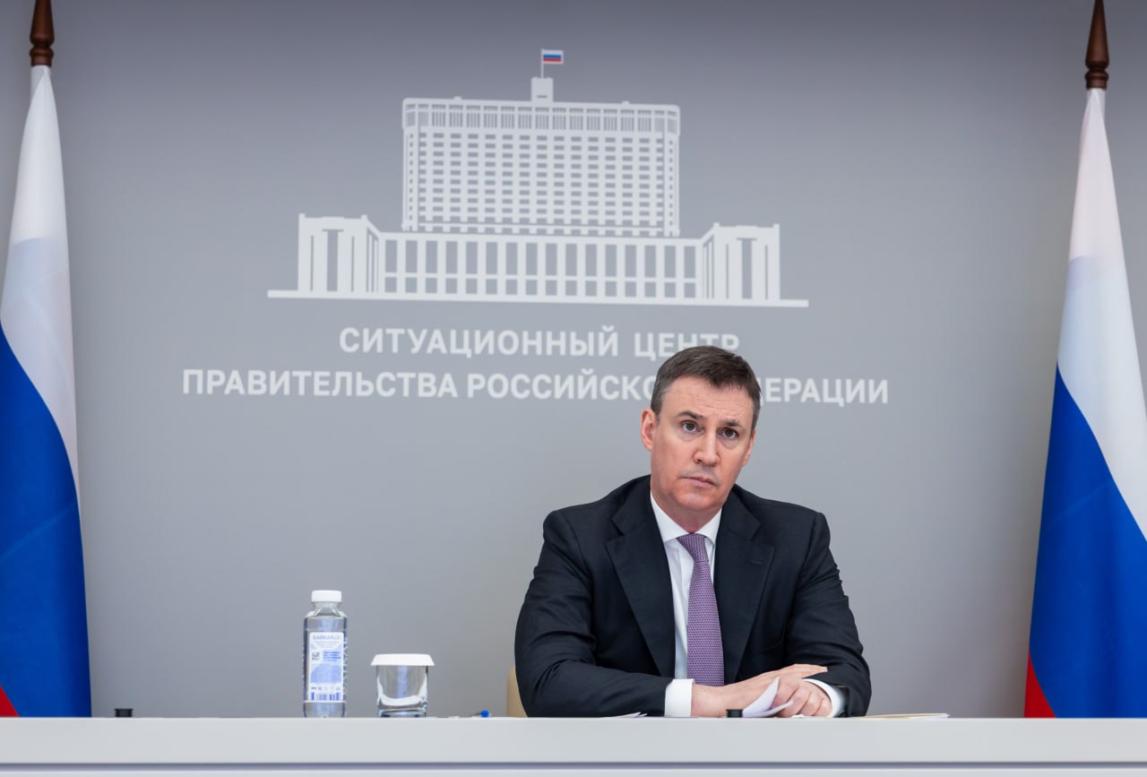 Дмитрий Патрушев: Росприроднадзор проверит предприятия без комплексных экологических разрешений Вице-премьер провел совещание по вопросам получения комплексных экологических разрешений. «Наша задача – повышать уровень ответственности бизнеса к окружающей среде. Предприятия должны планомерно отказываться от устаревших и ресурсоемких технологий в пользу более современных и экологичных, безопасных для окружающей среды и для людей. В числе должников есть социально значимые объекты, что вызывает наибольшее беспокойство. Со стороны правительства были обеспечены все необходимые условия для получения комплексных экологических разрешений, в том числе были вдвое сокращены сроки их выдачи», – сказал Дмитрий Патрушев. С 1 января вступил в силу закон, обязывающий крупные предприятия, в том числе работающие в сфере промышленности, топливно-энергетического комплекса, жилищно-коммунальные объекты и предприятия сельского хозяйства, оказывающие значительное негативное воздействие на окружающую среду, получить комплексные экологические разрешения. Такие разрешения подтверждают соблюдение экологических требований либо наличие планов по модернизации производств. Дмитрий Патрушев отметил, что большинство объектов, которые не подавали заявки, сосредоточены в Республике Дагестан, Саратовской и Московской областях. В Калининградской области, республиках Ингушетия и Северная Осетия – Алания разрешение не получил ни один объект. Вице-премьер поручил Росприроднадзору провести внеплановые проверки объектов, которые не получили комплексные экологические разрешения вовремя. За отсутствие комплексных экологических разрешений предусмотрен стократный повышающий коэффициент к плате за негативное воздействие на окружающую среду, а также штрафы. Дмитрий Патрушев также поручил обновить справочники, содержащие технологические показатели наилучших доступных технологий. #экология #регионы
