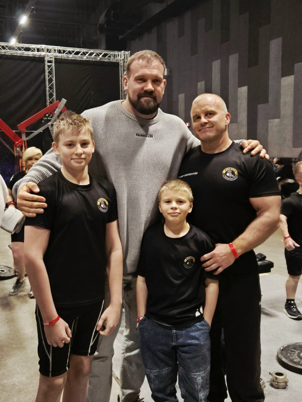 10 летний школьник из Костромы снова чемпион мира Двукратный чемпион мира Европы и России Клим Котов завоевал золото на чемпионате мира по пауэрлифтингу версия WRPF В экстремальном подъёме на бицепс при собственном весе 32 кг он поднял 27 5 кг Юный спортсмен выступал в более взрослой категории до 52 кг 13 19 лет и подтвердил свой высокий уровень Поздравляем Клима с яркой победой и благодарим за настоящий новогодний подарок всем костромичам