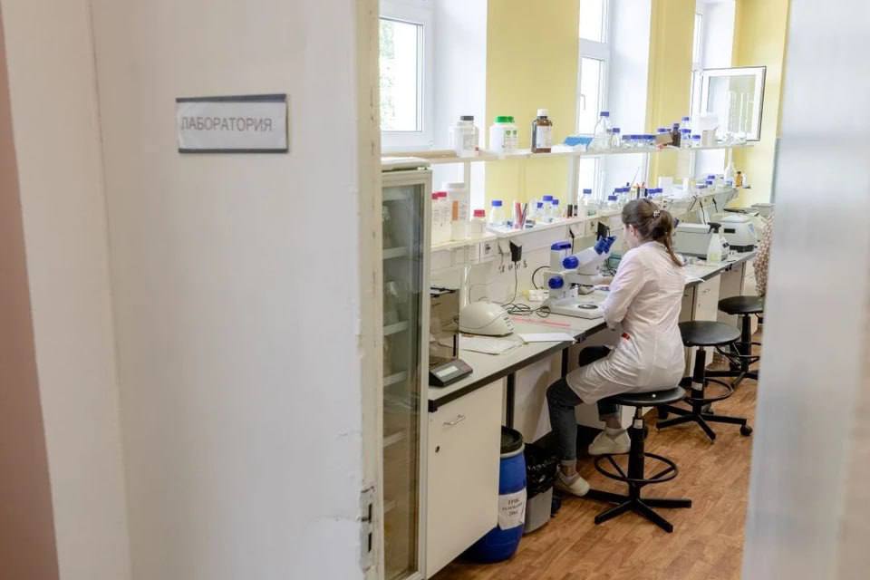 В Новосибирске разработан уникальный метод, снижающий риск осложнений при лечении рака! Исследователи из Института химической биологии и фундаментальной медицины СО РАН создали молекулы иммуностимулирующей РНК, которые активируют иммунную систему, блокируют вирусы и замедляют рост опухолей. Этот метод уже показал свою эффективность в лабораторных экспериментах и не вызывает сильного воспаления, как другие препараты.