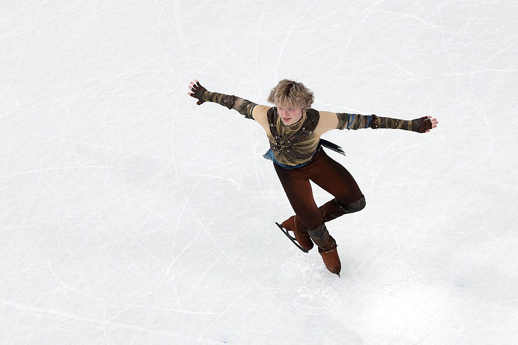 Малинин сенсационно проиграл короткую программу на ОИ в командном турнире Американский фигурист Илья Малинин показал второй результат в короткой программе одиночников в рамках командного турнира на Олимпиаде 2026 в Италии За свой прокат 21 летний Малинин который считается главным фаворитом Игр получил 98 00 балла Лучшим в короткой программе стал японец Юма Кагияма 108 67 третий результат у Стивена Гоголева из Канады 92 99 Грузин Ника Эгадзе ученик Этери Тутберидзе занял шестое место 84 37 После четырех видов командного турнира лидирует сборная США 34 очка на втором месте Япония 33 на третьем Италия 28 на четвертом Канада 27 на пятом Грузия 25 Позднее в субботу танцоры откатают произвольный танец Командный турнир завершится 8 февраля произвольными программами у спортивных пар одиночниц и одиночников Getty Images Подписаться на РБК Спорт