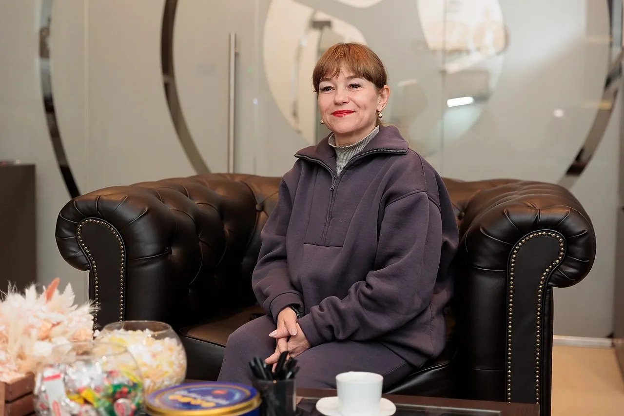 Свердловчанка рассказала как ей удалось выиграть 23 млн рублей Жительница Свердловской области выиграла почти 23 млн рублей в лотерею после вещего сна Жительница города Лесной Свердловской области Наталья Плеханова стала победительницей крупного лотерейного розыгрыша и выиграла 22 987 125 рублей пишет Столото Наталья рассказала что сначала выиграла небольшую сумму около 1 500 рублей после чего решила продолжить участие Несколько следующих билетов также приносили небольшие выигрыши В итоге последний купленный билет оказался счастливым уведомление о многомиллионном выигрыше пришло сразу после покупки Победительница призналась что не смогла уснуть после того как увидела сумму в личном кабинете и лишь утром сообщила новость семье Интересно что по словам женщины незадолго до выигрыша ей приснился сон который по народным приметам считается предвестником прибыли Тогда она не придала этому значения однако спустя два дня удача действительно оказалась на её стороне uralweb ru