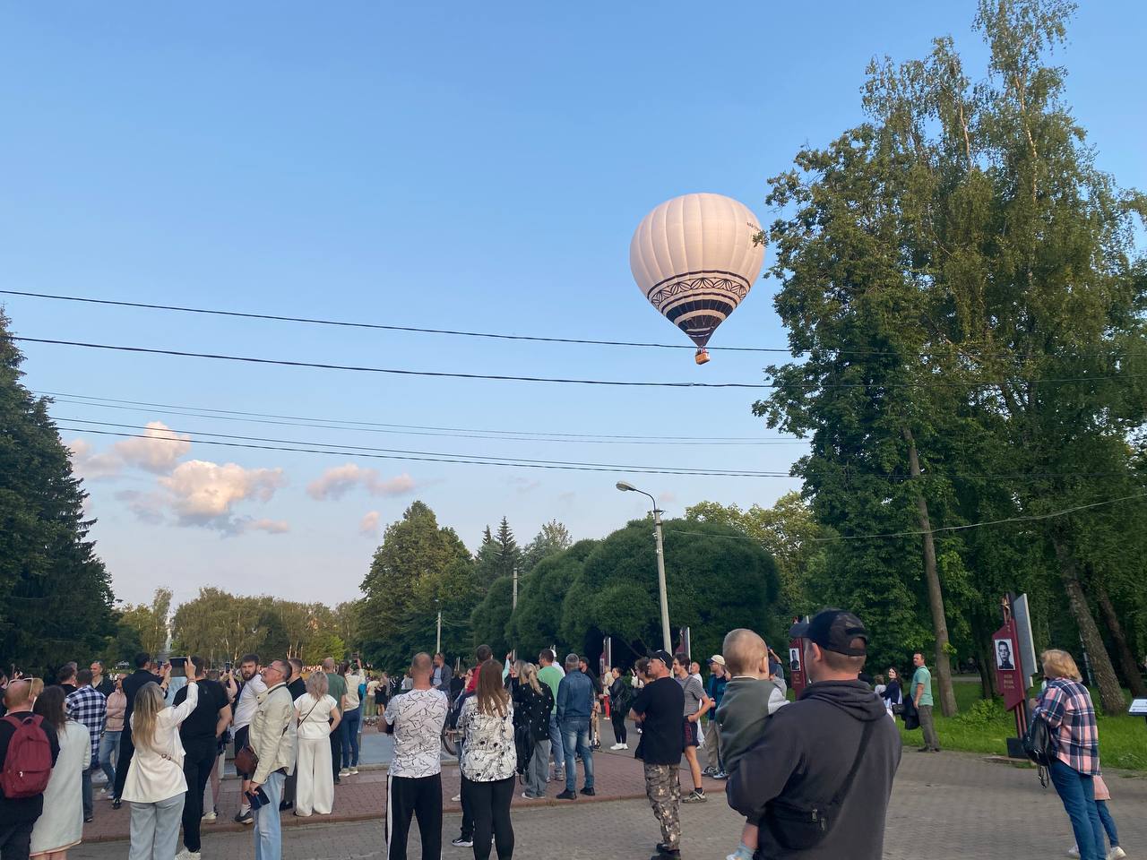 Более 5 тысяч человек наблюдали за кей-граб в Великих Луках Порядка 5 тысяч зрителей собрались, чтобы увидеть соревнования по кей-грабу под названием «Захват цели» 14 июня в рамках 29-й Международной встречи воздухоплавателей в Великих Луках. Из-за сложных метеоусловий соревнования начались позднее. Первые аэростаты появились лишь спустя полчаса после открытия цели. Первым проявил инициативу Владимир Малышев на аэростате «Север», сбрасывая маркер прямо над крепостью. Следующий участник, москвич Андрей Антонов на аэростате «Сапфир-спорт», успешно метнул свой маркер неподалеку от установленной цели на катамаране. Информационными партнерами встречи воздухоплавателей выступают Псковская Лента Новостей и «МК в Пскове».
